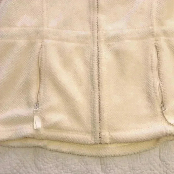 SKYR full zip white fleece with zippered side pockets.  Size M - Picture 11 of 11